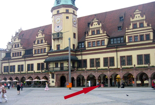 Altes Rathaus mit rotem Pfeil der in die Richtung des Ladens zeigt.